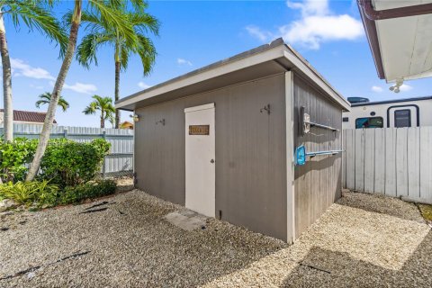 Casa en venta en Miami, Florida, 4 dormitorios, 153.57 m2 № 1969436 - foto 23