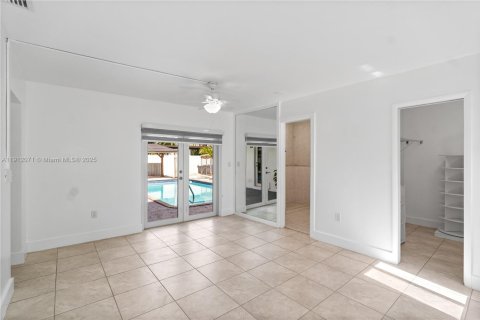 Casa en venta en Miami, Florida, 4 dormitorios, 153.57 m2 № 1969436 - foto 17