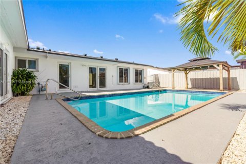 Casa en venta en Miami, Florida, 4 dormitorios, 153.57 m2 № 1969436 - foto 22