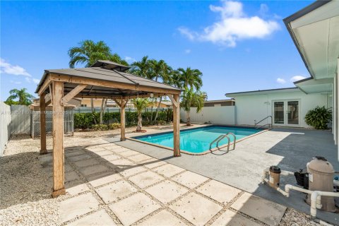 Casa en venta en Miami, Florida, 4 dormitorios, 153.57 m2 № 1969436 - foto 20