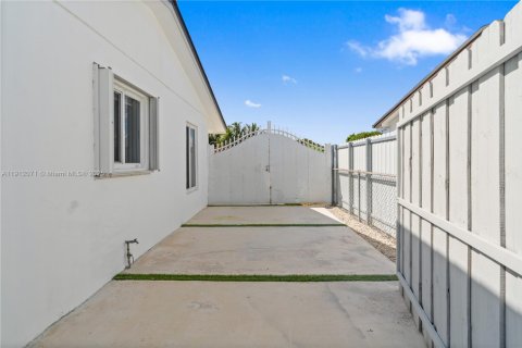 Casa en venta en Miami, Florida, 4 dormitorios, 153.57 m2 № 1969436 - foto 24