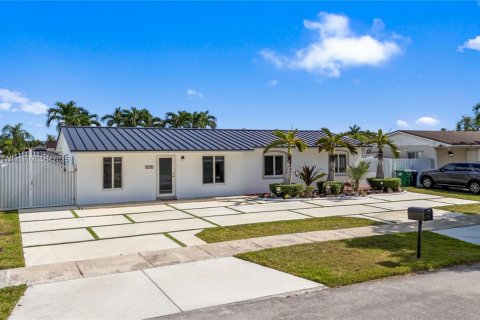 Casa en venta en Miami, Florida, 4 dormitorios, 153.57 m2 № 1969436 - foto 1