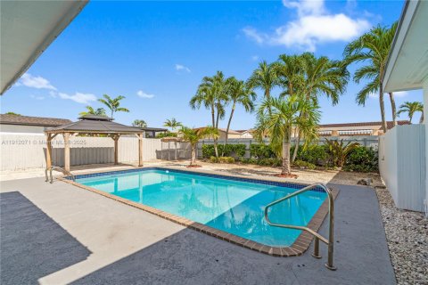 Casa en venta en Miami, Florida, 4 dormitorios, 153.57 m2 № 1969436 - foto 19