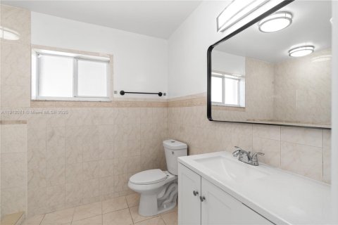 Casa en venta en Miami, Florida, 4 dormitorios, 153.57 m2 № 1969436 - foto 18