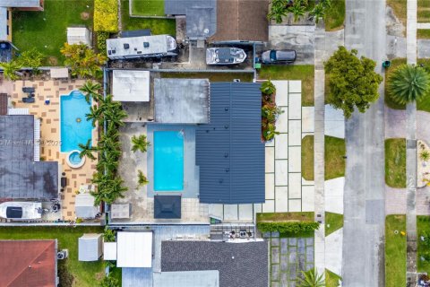 Casa en venta en Miami, Florida, 4 dormitorios, 153.57 m2 № 1969436 - foto 25
