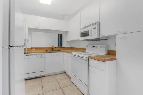 Touwnhouse à vendre à Pembroke Pines, Floride: 3 chambres, 140.75 m2 № 1954056 - photo 12