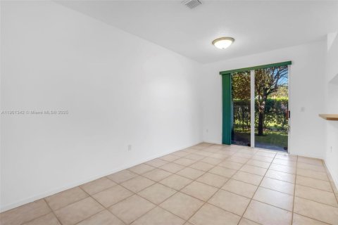 Touwnhouse à vendre à Pembroke Pines, Floride: 3 chambres, 140.75 m2 № 1954056 - photo 4