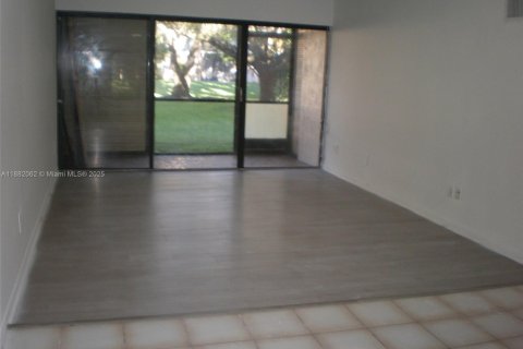 Купить кондоминиум в Холливуд, Флорида 2 спальни, 79.71м2, № 1928489 - фото 1