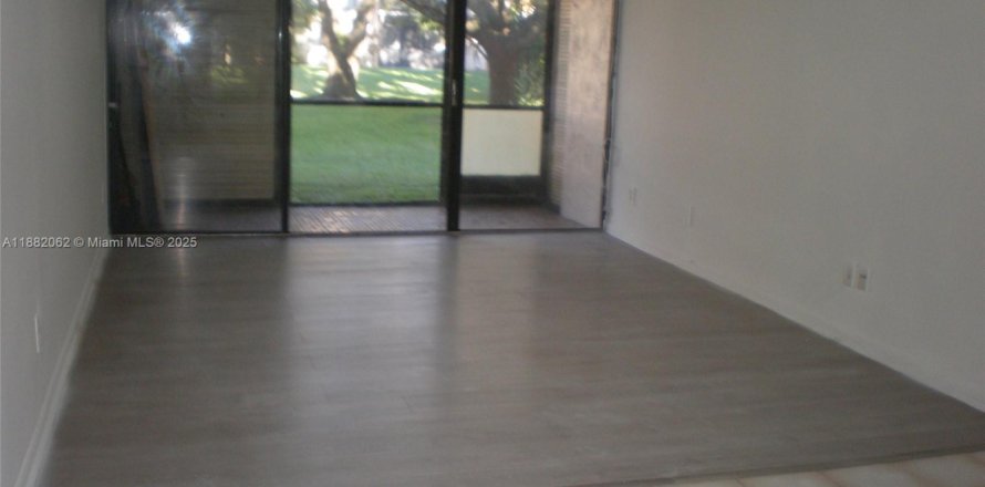 Кондоминиум с 2 спальнями в Холливуд, Флорида № 1928489