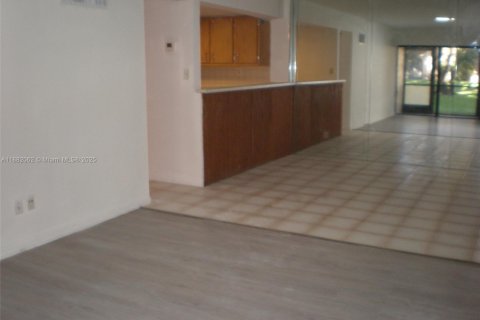 Купить кондоминиум в Холливуд, Флорида 2 спальни, 79.71м2, № 1928489 - фото 2