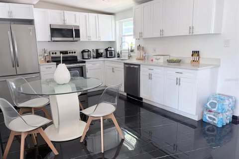 House in Tampa, Florida 4 bedrooms, 129.13 sq.m. № 2142605 - photo 7