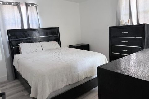 House in Tampa, Florida 4 bedrooms, 129.13 sq.m. № 2142605 - photo 9