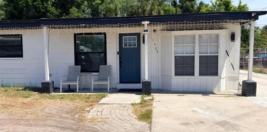 House in Tampa, Florida 4 bedrooms, 129.13 sq.m. № 2142605