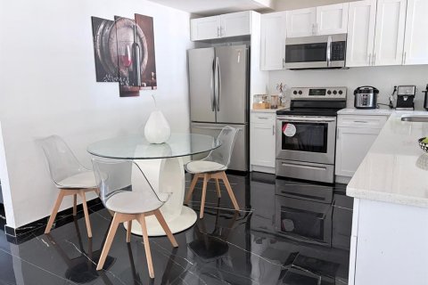 House in Tampa, Florida 4 bedrooms, 129.13 sq.m. № 2142605 - photo 6