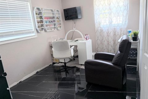 House in Tampa, Florida 4 bedrooms, 129.13 sq.m. № 2142605 - photo 10