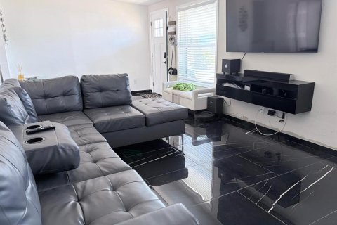 House in Tampa, Florida 4 bedrooms, 129.13 sq.m. № 2142605 - photo 13