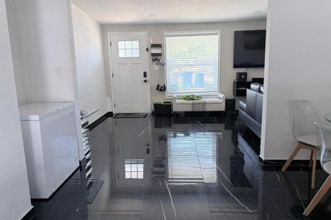House in Tampa, Florida 4 bedrooms, 129.13 sq.m. № 2142605 - photo 5