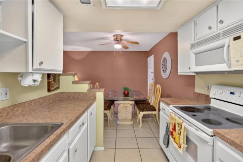 Condo in Altamonte Springs, Florida, 2 bedrooms № 2400304 - photo 16