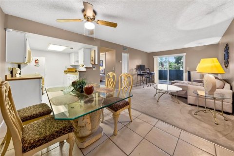 Condo in Altamonte Springs, Florida, 2 bedrooms № 2400304 - photo 9