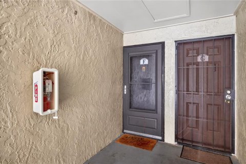 Condo in Altamonte Springs, Florida, 2 bedrooms № 2400304 - photo 3