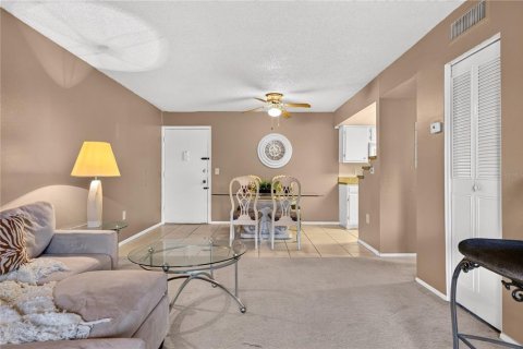 Condo in Altamonte Springs, Florida, 2 bedrooms № 2400304 - photo 10