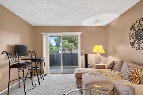 Condo in Altamonte Springs, Florida, 2 bedrooms № 2400304 - photo 6