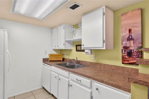 Condo in Altamonte Springs, Florida, 2 bedrooms № 2400304 - photo 14