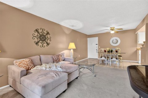 Condo in Altamonte Springs, Florida, 2 bedrooms № 2400304 - photo 11