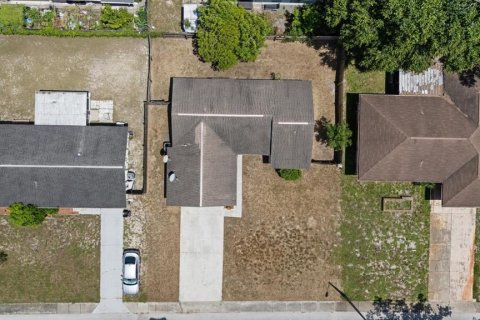 House in New Port Richey, Florida 3 bedrooms, 97.18 sq.m. № 2306341 - photo 2