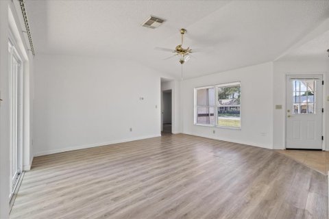 House in New Port Richey, Florida 3 bedrooms, 97.18 sq.m. № 2306341 - photo 9
