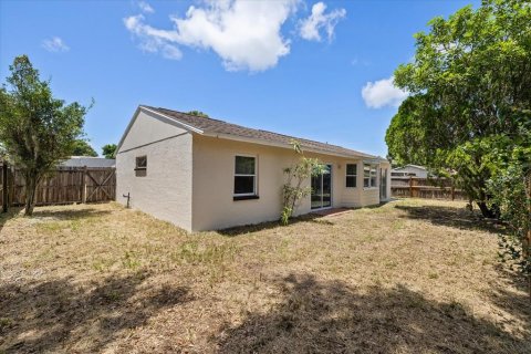 House in New Port Richey, Florida 3 bedrooms, 97.18 sq.m. № 2306341 - photo 26