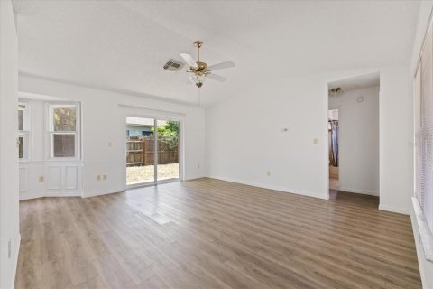 House in New Port Richey, Florida 3 bedrooms, 97.18 sq.m. № 2306341 - photo 4