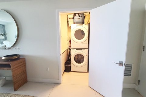 Condo in Riviera Beach, Florida, 2 bedrooms  № 2170356 - photo 19