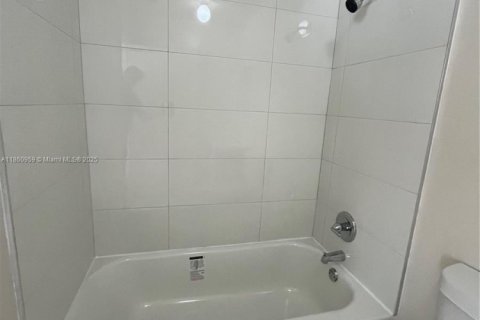 Propiedad comercial en venta en Miami, Florida № 1890571 - foto 11