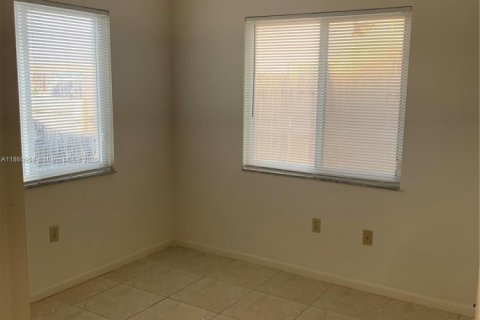 Propiedad comercial en venta en Miami, Florida № 1890571 - foto 5