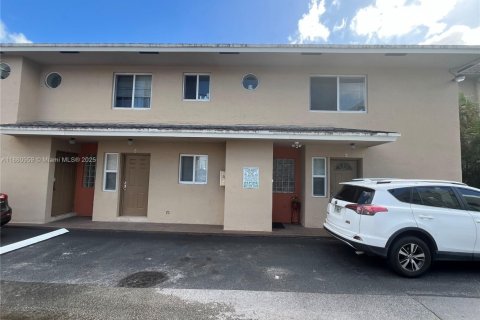 Propiedad comercial en venta en Miami, Florida № 1890571 - foto 2