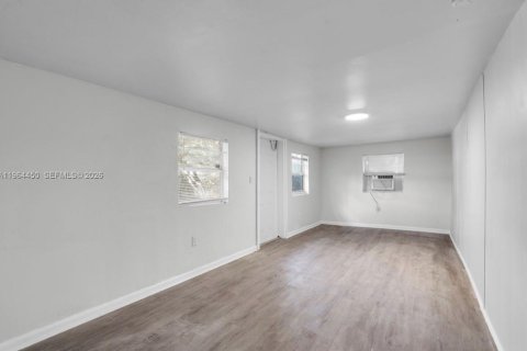 Commercial property in Miami, Florida 139.82 sq.m. № 2026305 - photo 2