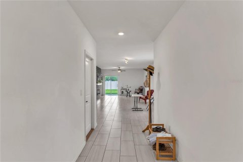 House in Land O' Lakes, Florida 6 bedrooms, 239.69 sq.m. № 2341625 - photo 4