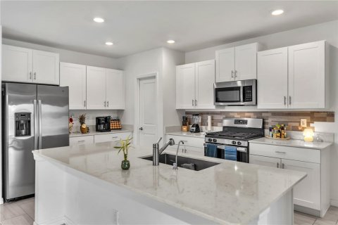 House in Land O' Lakes, Florida 6 bedrooms, 239.69 sq.m. № 2341625 - photo 6