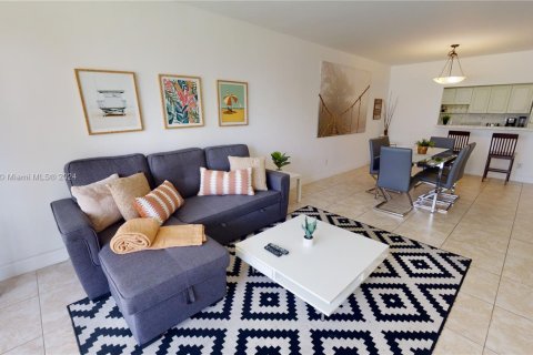 Condo in Sunny Isles Beach, Florida, 1 bedroom  № 1979819 - photo 9