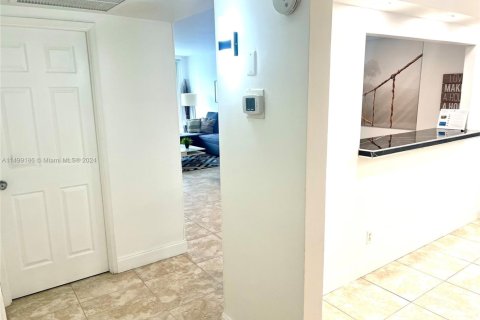 Condo in Sunny Isles Beach, Florida, 1 bedroom  № 1979819 - photo 4