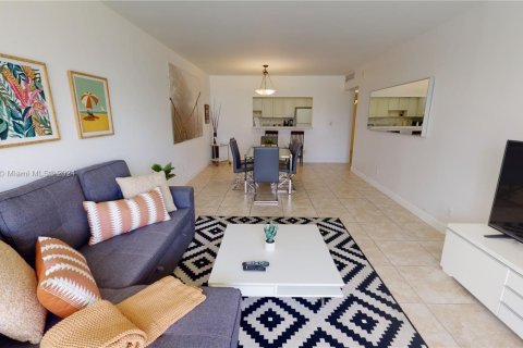 Condo in Sunny Isles Beach, Florida, 1 bedroom  № 1979819 - photo 10