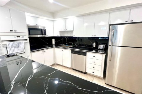 Condo in Sunny Isles Beach, Florida, 1 bedroom  № 1979819 - photo 1