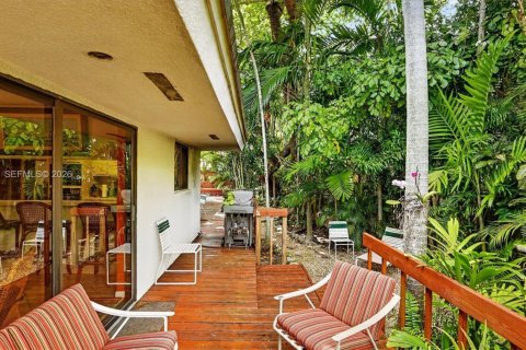 House in Miami, Florida 3 bedrooms, 257.53 sq.m. № 2051015 - photo 11
