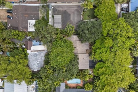 House in Miami, Florida 3 bedrooms, 257.53 sq.m. № 2051015 - photo 9