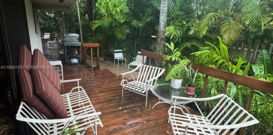 House in Miami, Florida 3 bedrooms, 257.53 sq.m. № 2051015
