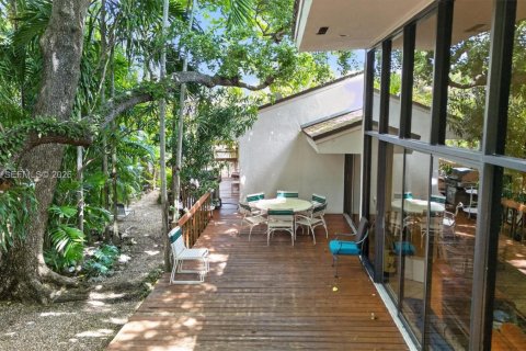 House in Miami, Florida 3 bedrooms, 257.53 sq.m. № 2051015 - photo 10