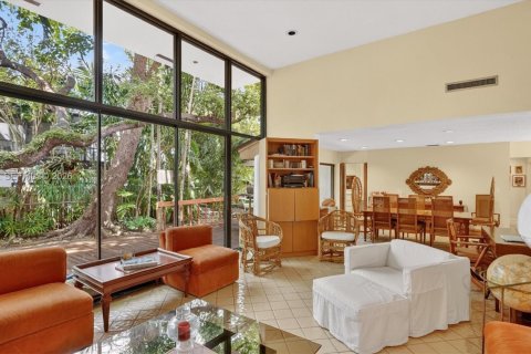 House in Miami, Florida 3 bedrooms, 257.53 sq.m. № 2051015 - photo 12