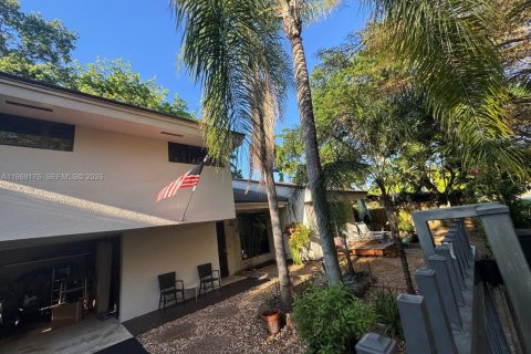 House in Miami, Florida 3 bedrooms, 257.53 sq.m. № 2051015 - photo 6