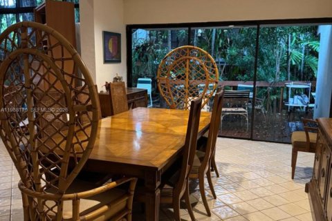 House in Miami, Florida 3 bedrooms, 257.53 sq.m. № 2051015 - photo 2